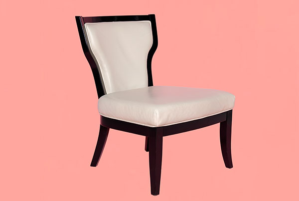 Alquiler de Silla Elegante Tapizada en Blanco para Producciones | Medellín