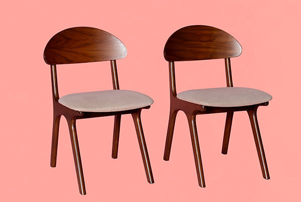 Alquiler de Sillas de Madera Estilo Mid-Century | Medellín